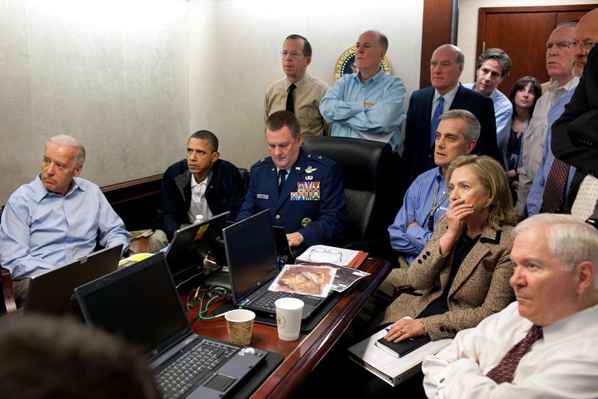 Vize Joe Biden (l.), Barack Obama (2.v.l.) und Außenministerin Hillary Clinton (2.v.r.) verfolgen im Situation Room, wie Navy-Seals Osama bin Laden in Pakistan aufspüren und eliminieren.   