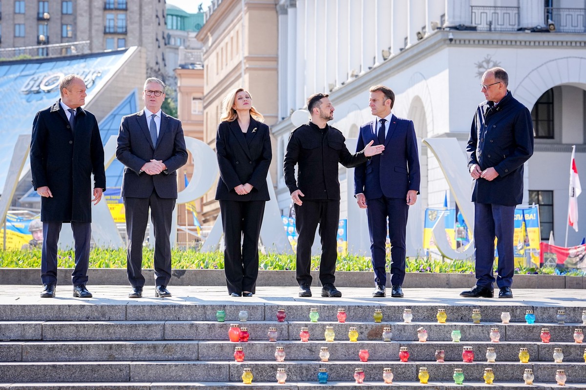 10.05.2025, Ukraine, Kiew: Donald Tusk (l-r), Ministerpräsident von Polen,Wolodymyr Selenskyj (l), Keir Starmer, Premierminister von Großbritannien, Olena Selenska, Wolodymyr Selenskyj, Präsident der ...