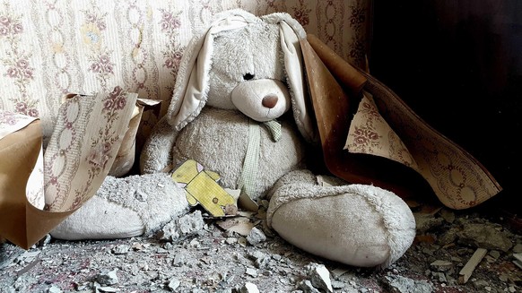 Ein Kuschelhase in einer von Artillerie zerstörten Wohnung im Norden der ukrainischen Stadt Charkiw.