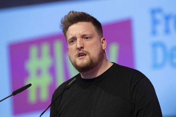 Jens TEUTRINE, Vorsitzender der Jungen Liberalen, bei seiner Rede, Landeswahlversammlung zur Bundestagswahl 2021 der FDPNRW, FDP im Kongress Dortmund, Dortmunder Westfalenhalle, am 21.02.2021. *** Jen ...