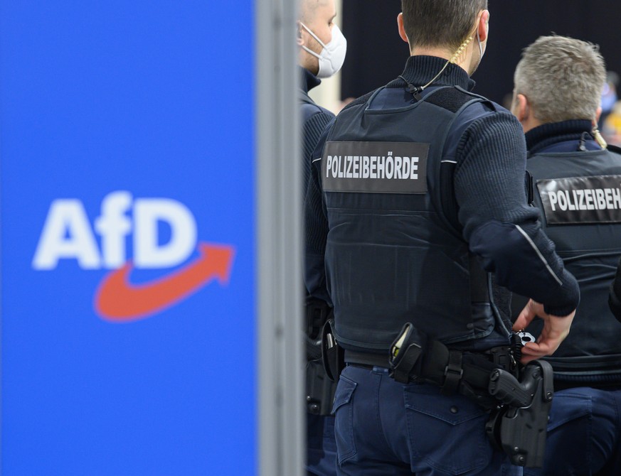 06.02.2021, Sachsen, Dresden: Mitarbeiter der Polizeibeh