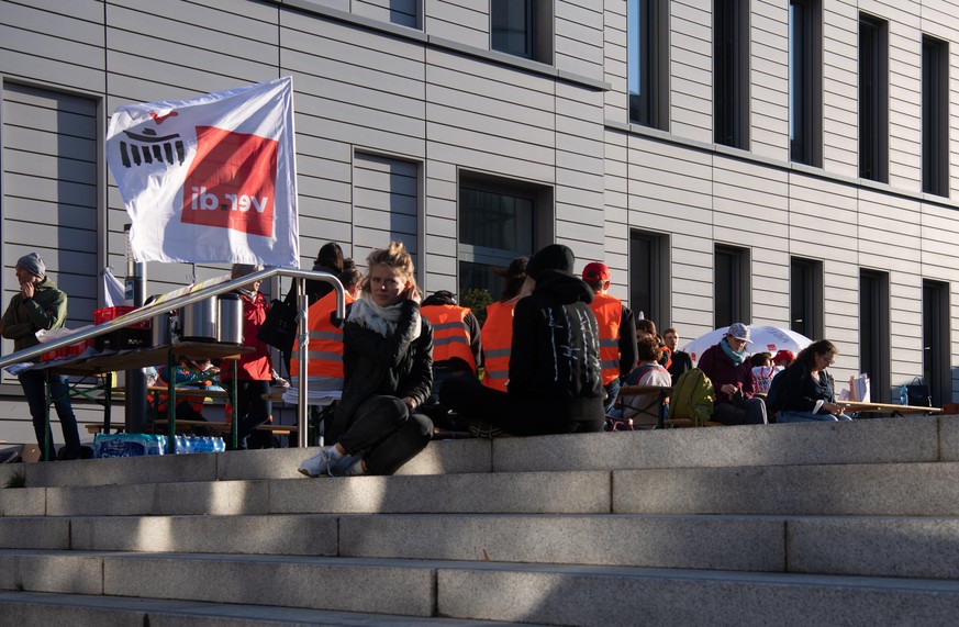 09.09.2021, Berlin: Eine Fahne der Gewerkschaft Verdi weht vor dem Bettenhaus der Charité- Dort sind am Morgen die beschäftigten der landeseigenen Berliner Krankenhäuser Vivantes und Charité in einem  ...