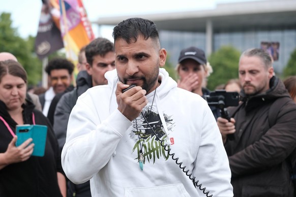 30.05.2020 xkhx Berlin, Kundgebung gegen die Corona-Politik der Bundesregierung am Olympiastadion mit Redner Vegan-Kochbuch-Autor und Starkoch Attila Hildman *** 30 05 2020 xkhx Berlin, rally against  ...