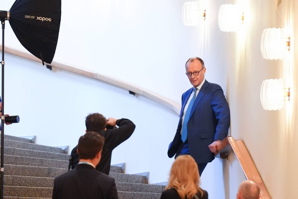 CDU Grundsatzprgrammkonferenz in Nordrhein-Westfalen CDU Vorsitzender Friedrich Merz bei einem Fotoshooting auf der Treppe im Vorfeld der CDU-Grundsatzprogrammkonferenz im Koelner Guerzenich, Koeln, 0 ...