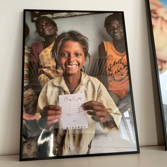 Dieses Foto hängt im Büro der IJM in Berlin, die Geschichte hinter dem Lachen des Mädchens berührt Dietmar Roller.