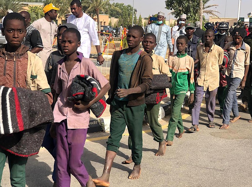 Nigerianische Militärs eskortieren die freigelassenen Schüler aus der Schule.