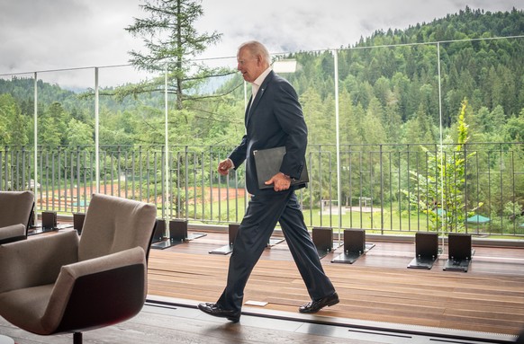 28.06.2022, Bayern, Elmau: US-Präsident Joe Biden kommt zu einem Arbeitsgespräch am letzten Tag des dreitägigen G7-Gipfel. Zum Abschluss des Gipfels wird es um die neue Weltordnung nach dem russischen ...