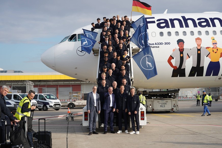 Die Mannschaft stellt sich auf zum Abschiedsfoto mit der Crew. Der Airbus A330 der Lufthansa mit Diversity Wins bringt die Nationalmannschaft zum Trainingslager in den Oman und zur WM nach Katar - Fra ...