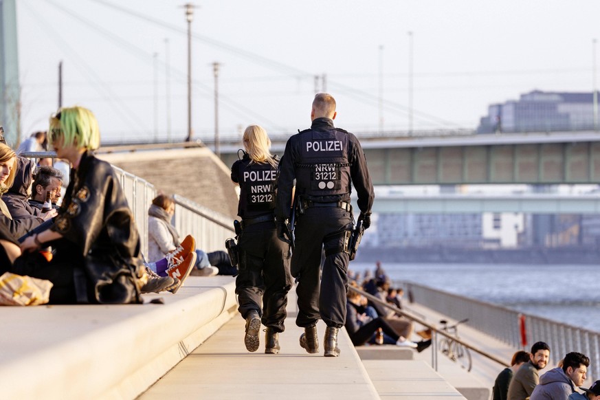 Die Polizei kontrolliert K