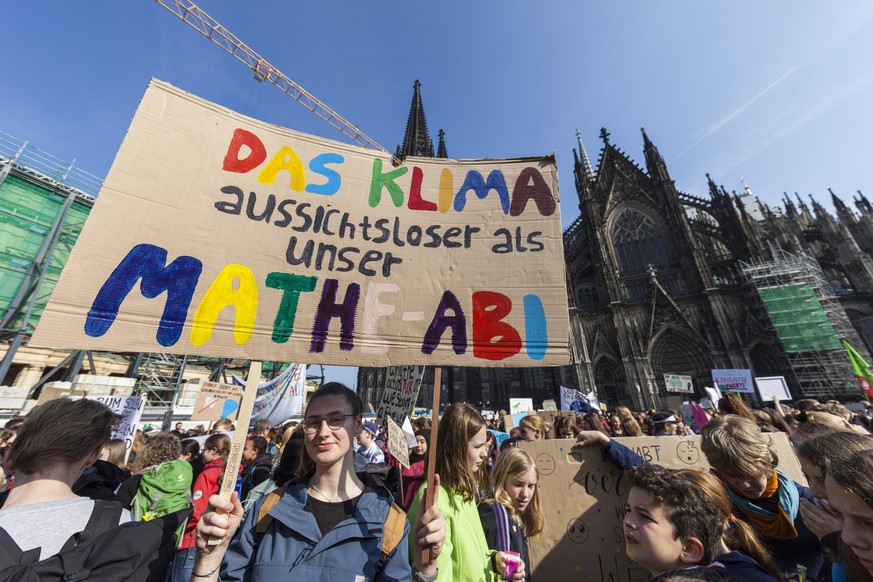 Koeln, DEU, 24.05.2019 Klimastreik, Schulstreik, Fridays For Future Demonstration, Schueler demonstrieren auf dem Roncalliplatz am Koelner Dom gegen den Klimawandel