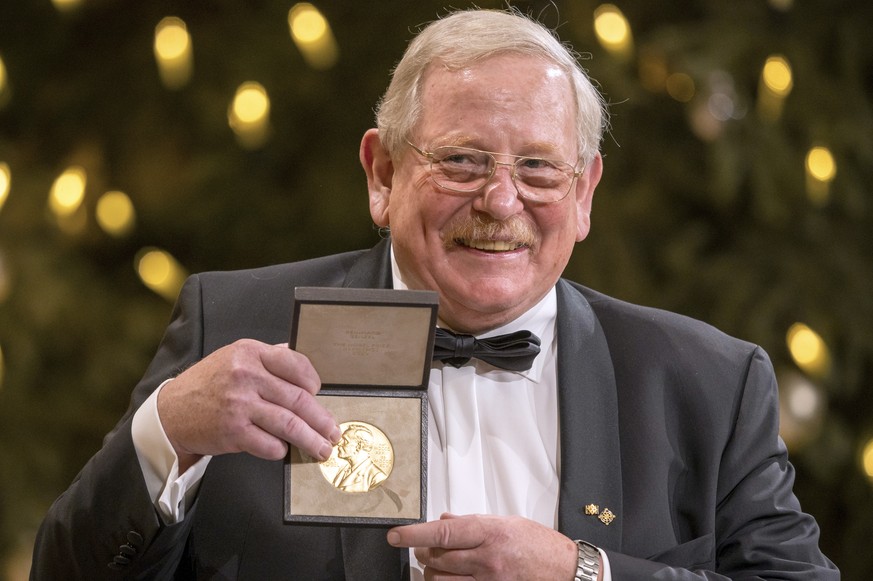 Reinhard Genzel, deutscher Physiker, hält bei der Übergabe des Nobelpreises für Physik die goldene Medaille in seinen Händen. Wegen der Corona-Pandemie nehmen die Preisträger ihre Medaillen und Urkunden nicht in Stockholm, sondern an unterschiedlichen Orten entgegen.
