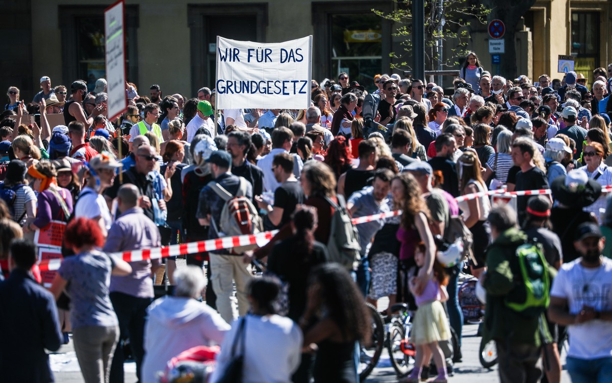 25.04.2020, Baden-Württemberg, Stuttgart: "Wir für das Grundgesetz" steht auf einem Transparent geschrieben, das Teilnehmer der dritten Demonstration der "Querdenken"-Initiative au ...