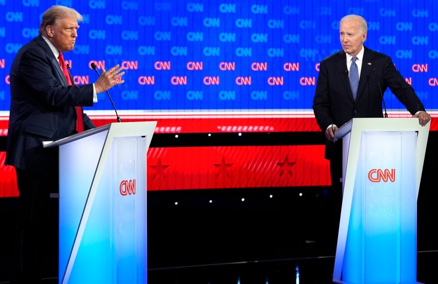 dpatopbilder - 27.06.2024, USA, Atlanta: US-Präsident Joe Biden (r) und der ehemalige US-Präsident Donald Trump nehmen an einer von CNN veranstalteten Präsidentschaftsdebatte teil. Foto: Gerald Herber ...