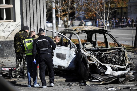 Die Bergung von Autos, die durch einen Raketenangriff zerstört wurden, wird in Kiew fortgesetzt.