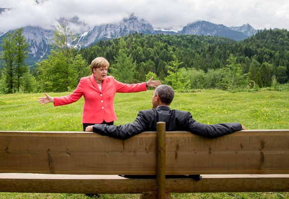 Bundeskanzlerin Angela Merkel spricht im Rahmen der G7 Konferenz mit US-Präsident Barack Obama auf einer Wiese bei Schloss Elmau vor der Wettersteinspitze. (zu dpa: Obama: Merkel ist eine herausragend ...