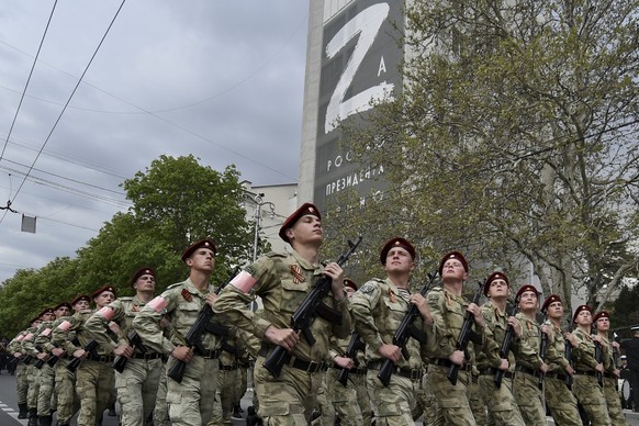 dpatopbilder - ARCHIV - 05.05.2022, Ukraine, Sewastopol: Der Buchstabe �Z� ist auf einem Geb�ude, unter dem Soldaten der russischen Nationalgarde (Rosguardia) in der von Russland 2014 annektierten Sta ...