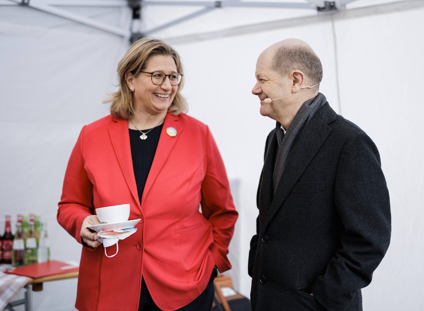 Olaf Scholz SPD, Bundeskanzler, aufgenommen im Rahmen einer Gemeinsame Kundgebung mit Anke Rehlinger, Stellvertretende Ministerpraesidentin des Saarlandes und Spitzenkandidatin der Saar-SPD in Neunkir ...