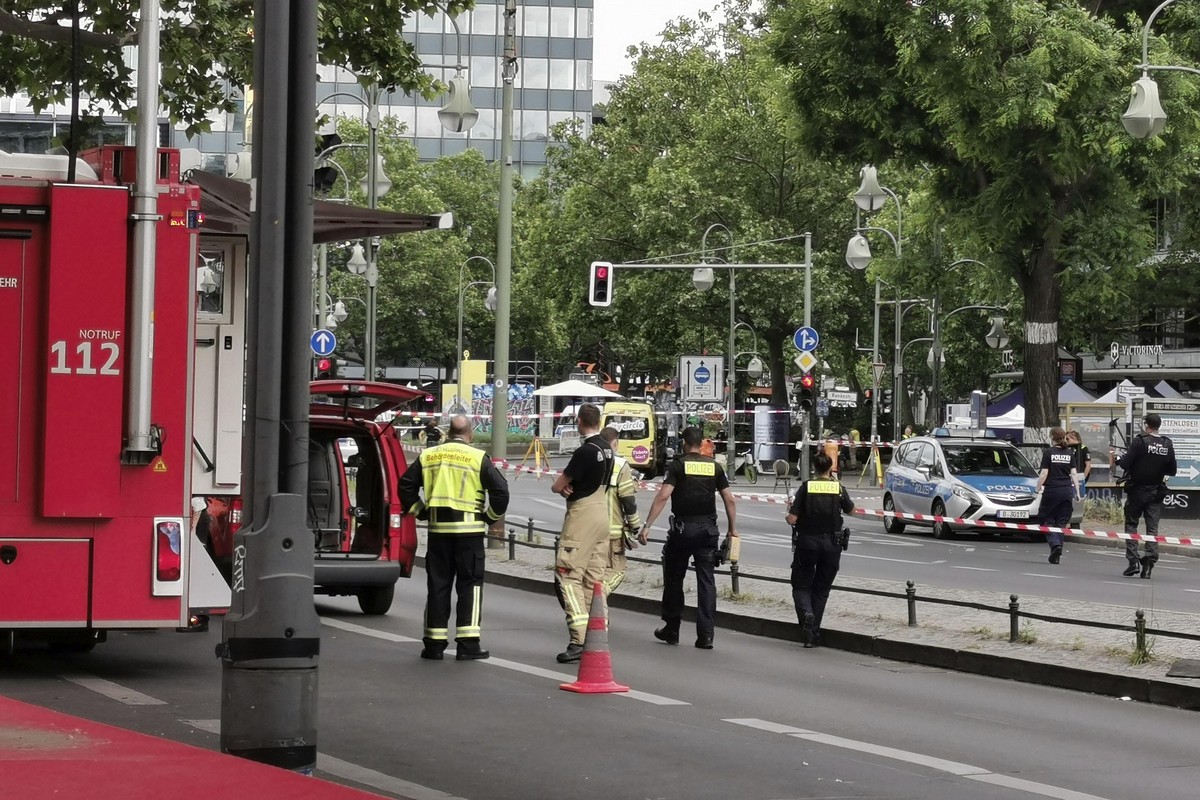 Polizeiabsperrung am Tatort der Amokfahrt, bei dem ein Auto am Breitscheidplatz in der Nähe der Gedächtniskirche in eine Personengruppe gefahren ist. Berlin, 08.06.2022