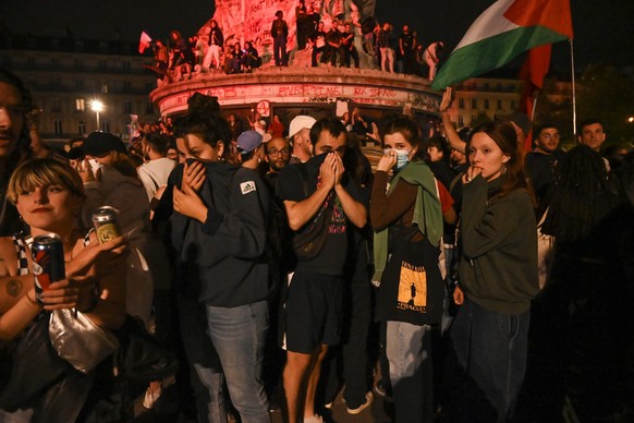 08.07.2024, Frankreich, Paris: Am sp�ten Abend kam es zu kleineren Zusammenst��en rund um den Pariser Place de la Republique, wo sich mehrere tausend Menschen versammelt hatten, um den Sieg der Nouvea ...