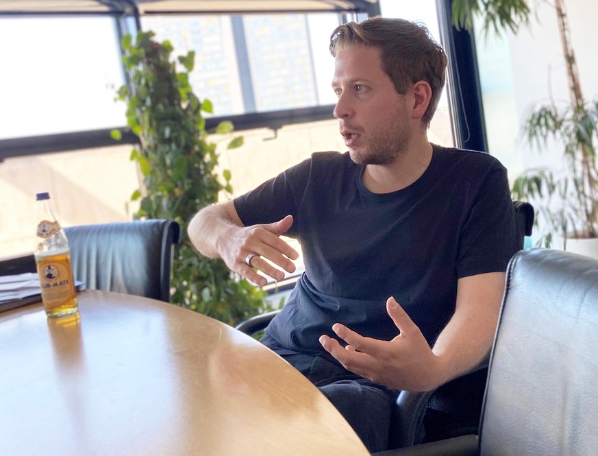 Kevin Kühnert beim Interview in seinem Büro im Willy-Brandt-Haus, der Zentrale der SPD.