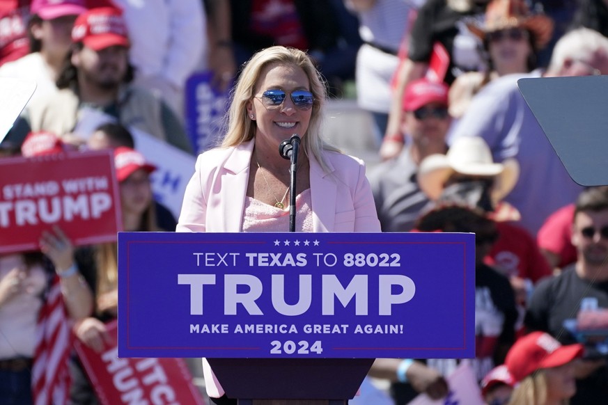 ARCHIV - 25.03.2023, USA, Waco: Repräsentantin Marjorie Taylor Greene spricht vor dem ehemaligen Präsidenten Donald Trump bei einer Wahlkampfveranstaltung auf dem Waco Regional Airport. (zu dpa «Strei ...