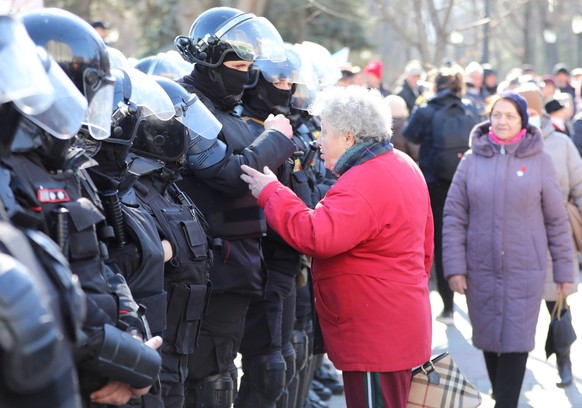 Moldova Protests 8389003 12.03.2023 Policemen an carabinieri stand guard during an anti-government rally as part of the Movement for the People s protest action, which is joined by the Moldovan opposi ...