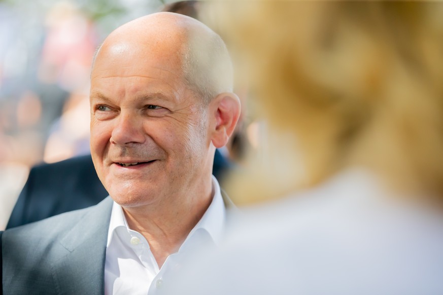 13.08.2021, Brandenburg, Potsdam: Olaf Scholz (SPD), Bundesfinanzminister und SPD-Kanzlerkandidat, unterh