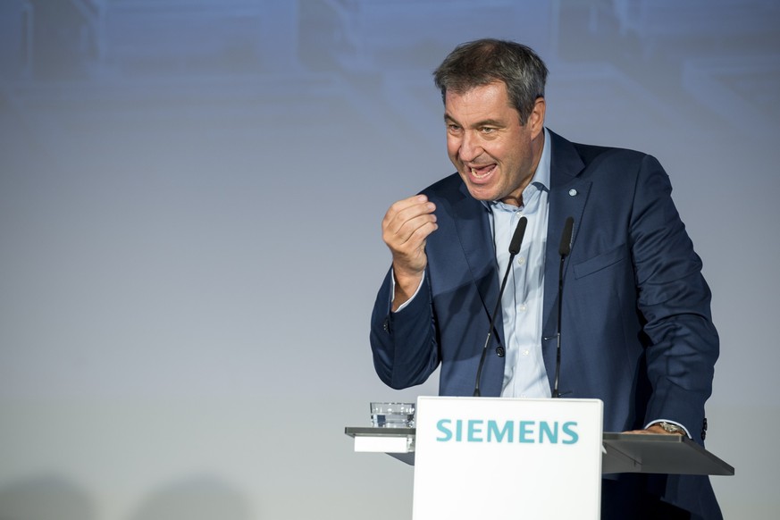 13.07.2023, Bayern, Erlangen: Markus Söder (CSU), Bayerischer Ministerpräsident, spricht an einem Rednerpult bei seinem Besuch von Siemens in Erlangen. Anlass des Besuches ist die Ankündigung einer In ...