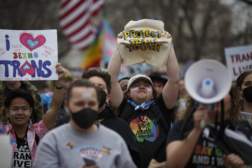 Die Rechte für queere und trans* Menschen sind in vielen Teilen der USA stark beschnitten. Überall gehen Menschen immer wieder auf die Straße, um für ihre Rechte einzustehen.