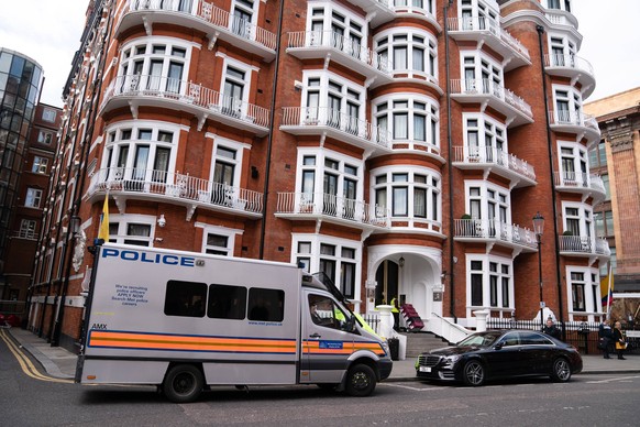 Ein Polizeitransporter vor der ecuadorianischen Botschaft in London am 11. April. 