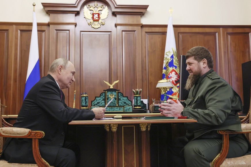 HANDOUT - 28.09.2023, Russland, Moskau: Auf diesem von der staatlichen Nachrichtenagentur Sputnik via AP veröffentlichen Foto trifft sich Wladimir Putin (l), Präsident von Russland, mit Ramsan Kadyrow ...