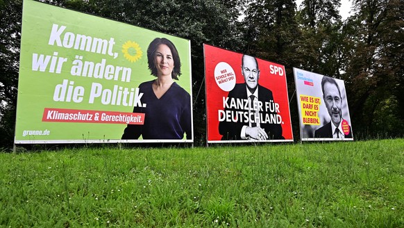 Bundestagswahl 2021,die Parteien werben nicht nur im Internet oder Talksshows um Stimmen der Wähler,sondern auch mit Wahlplakaten der großen Parteien,CDU,SPD,FDP,Die Grünen,wie hier im Bundesland Nord ...