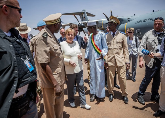 02.05.2019, Mali, Gao: Bundeskanzlerin Angela Merkel (CDU) wird beim Besuch des deutschen Einsatzkontingents MINUSMA am Flughafen von lokalen Vertretern begrüßt. Merkel besuchte die Soldaten im Bundes ...