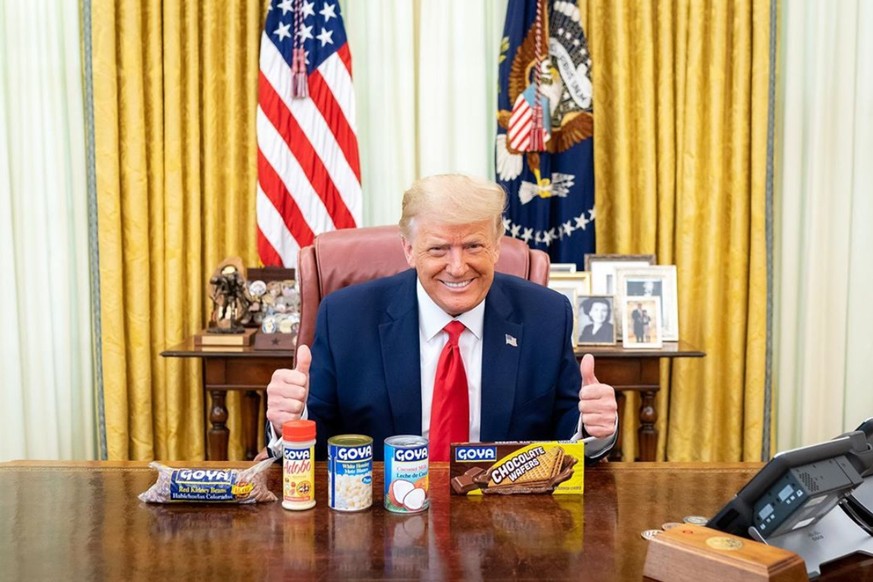 Werbung im Oval Office: Trump lässt sich für Instagram mit Produkten der Marke Goya fotografieren.