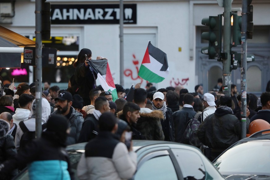 Berlin, Deutschland, 18.10.2023: Verbotene Pro-Palästina-Demo auf der Sonnenallee Ecke Reuterstraße im Bezirk Neukölln es haben sich rund 200 Menschen versammelt, Polizisten vor Ort, es gibt Böllerwür ...