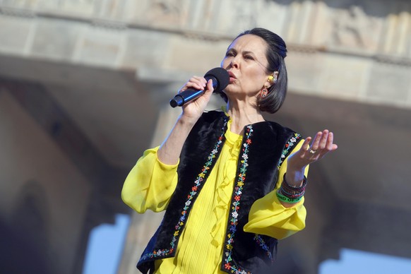 Natalia Klitschko, Ehefrau des Kiewer Bürgermeisters V. Klitschko, steht bei der Solidaritätskundgebung &quot;Sound of Peace&quot; vor dem Brandenburger Tor auf der Bühne. Dort treten zahlreiche bekan ...