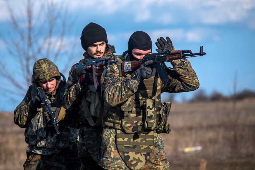 Berdyansk Oblast, Ukraine - March, 7: Soldiers from Azov Battalion move downrange during an exercise near the strategically important port city of Mariupol. Photo: James Sprankle/dpa ++