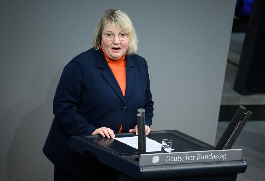 25.11.2022, Berlin: Katja Mast, Parlamentarische Geschäftsführerin der SPD-Bundestagsfraktion, spricht bei der Plenarsitzung im Deutschen Bundestag. Hauptthemen der 71. Sitzung der 20. Legislaturperio ...