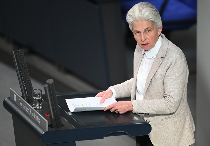 02.03.2023, Berlin: Marie-Agnes Strack-Zimmermann (FDP), Mitglied des Deutschen Bundestags, spricht im Plenum des Parlaments. Anlass ist ein Antrag der Partei Die Linke, die eine Verhandlungsl