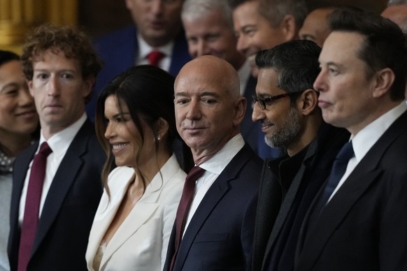 20.01.2025, USA, Washington: Gäste darunter Mark Zuckerberg, Jeff Bezos, Sundar Pichai und Elon Musk treffen vor der 60. Amtseinführung des Präsidenten in der Rotunde des US-Kapitols in Washington ein ...