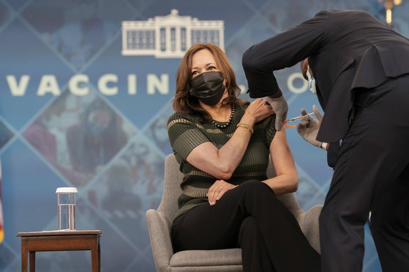 STYLELOCATIONU.S Vice President Kamala Harris receives a COVID-19 vaccine booster shot in the Eisenhower Executive Office Building at the White House, October 30, 2021 in Washington, D.C. Washington U ...