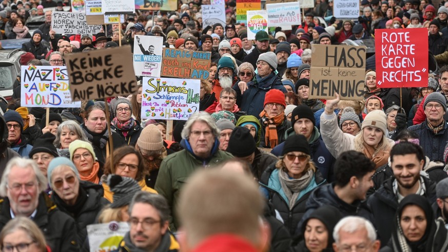 Gemeinsam gegen rechts Demo in der Klever Innenstadt Kleve - Demonstration Gemeinsam gegen Rechts Mehrere tausend Menschen ziehen durch die Klever Innenstadt., Kleve Nordrhein Westfalen Germany *** To ...