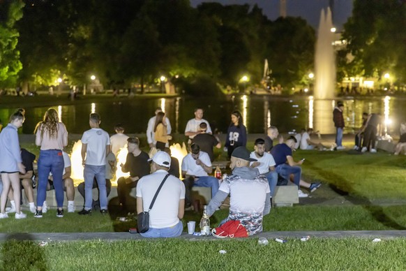 Massives Polizeiaufgabe am Eckensee in Stuttgart. Dort war die Keimzelle der Krawalle vom Samstag zuvor. Der von der Polizei als Event- und Partyszene bezeichnete Gruppierung standen hunderte Polizist ...