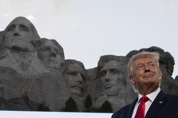 Trump vor dem monumentalen Nationaldenkmal.