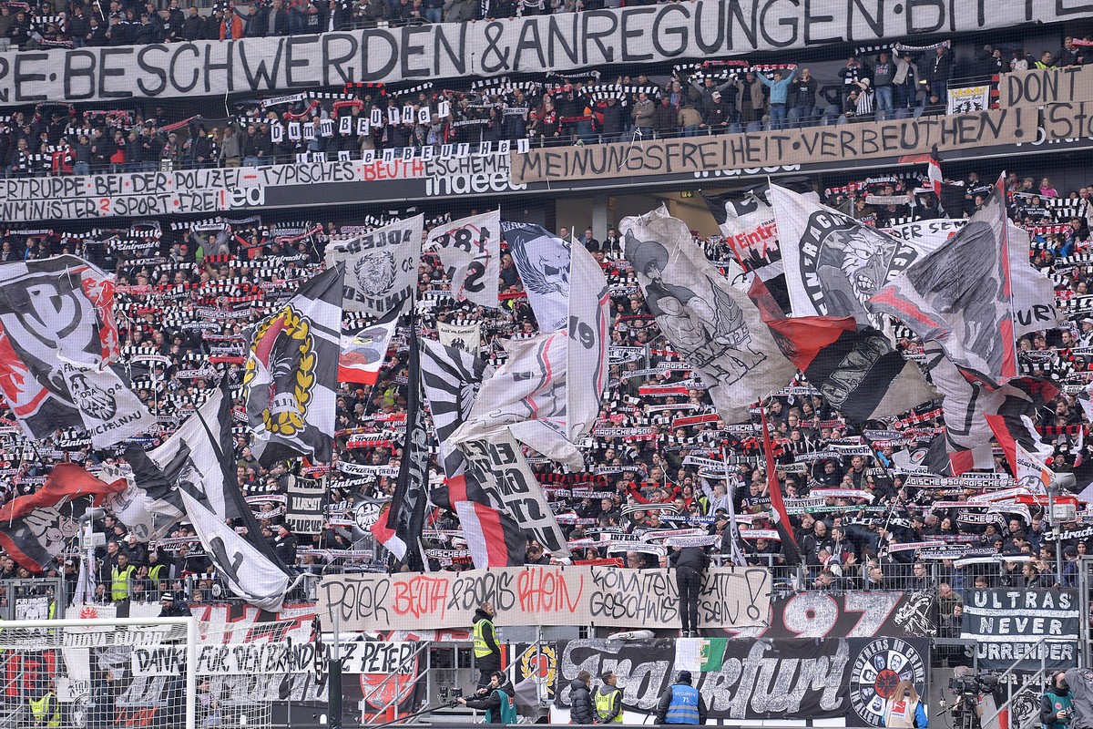 Ob die Eintracht-Fans wohl ein Problem mit Peter Beuth haben?