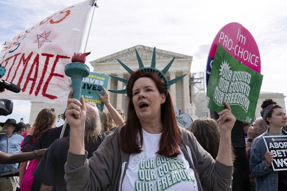 24.04.2024, USA, Washington: Aktivisten demonstrieren für das Recht auf Abtreibung vor dem Obersten Gerichtshof. Foto: Jose Luis Magana/AP/dpa +++ dpa-Bildfunk +++