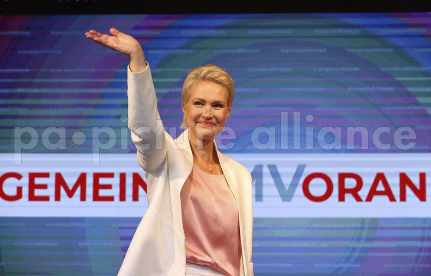 Manuela Schwesig (SPD), Ministerpräsidentin von Mecklenburg-Vorpommern und Spitzenkandidatin der SPD für die Landtagswahlen in Mecklenburg-Vorpommern, jubelt bei der Wahlparty der SPD im Brinkamas.