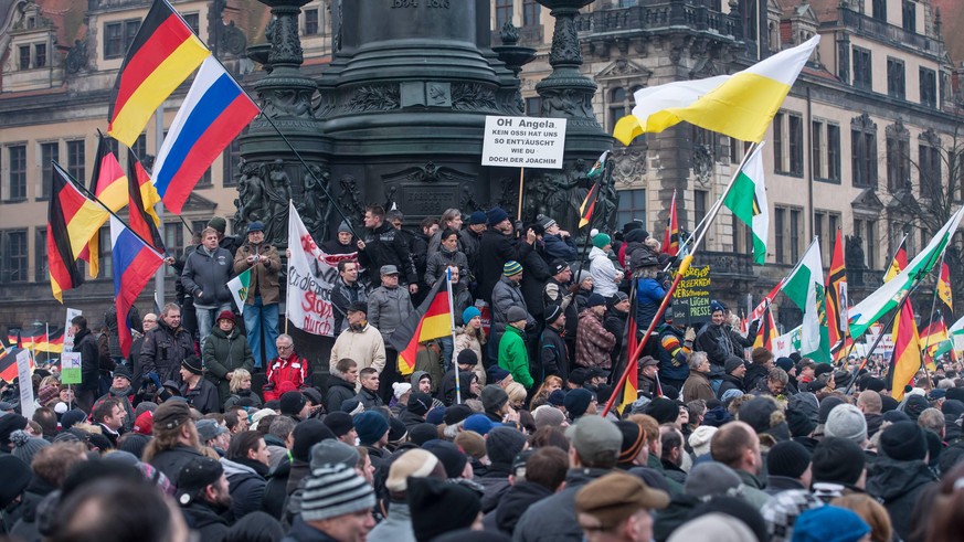 Dresden Politik Rechte Pegida Mehr als 10.000 Anhaengern der rechten Pegida-Dresden versammelten sich am Sonntag den 25. Januar 2015 in Dresden vor der Semper-Oper, unter ihnen etliche militante Hooli ...