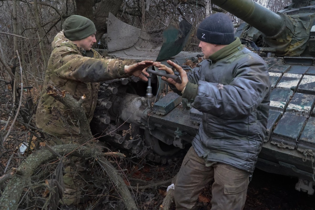 28.11.2022, Ukraine, Donezk: Soldaten der Volksmiliz der von Russland kontrollierten Region Donezk reparieren einen T-72-Panzer, der bei K
