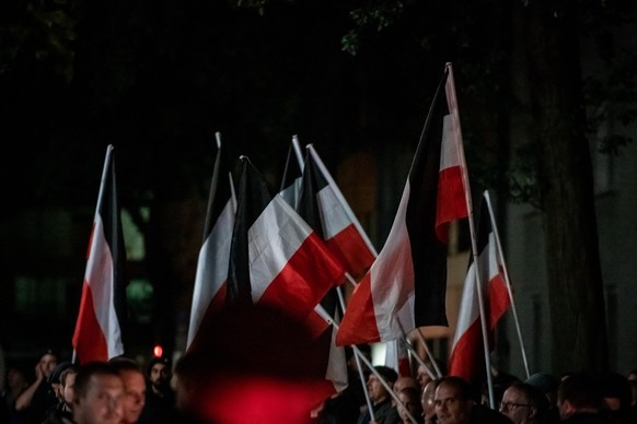 ARCHIV - 14.10.2019, Nordrhein-Westfalen, Dortmund: Reichsflaggen werden bei einer Demonstration des NRW-Landesverbands der Partei «Die Rechte» in die Luft gehalten. Der Landesverband hat sich nun auf ...